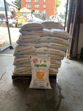 Load image into Gallery viewer, Lignetics Premium Hardwood pellets